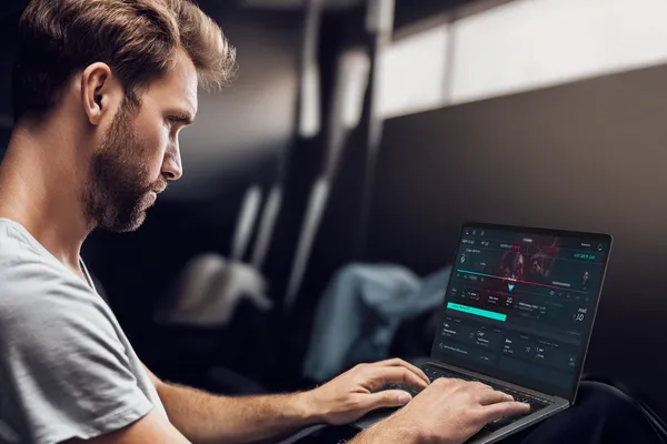 টাক্সেডো পরা একজন প্রফেশনাল ডিলার রুলেট টেবিলে খেলোয়াড়দের স্বাগত জানাচ্ছেন—যা DC44–এর আসল লাইভ ক্যাসিনো অনুভূতিকে প্রকাশ করে।