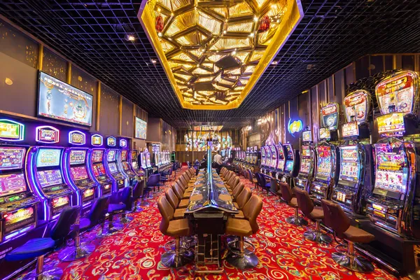 সোনালি কয়েনের ঝর্ণার মধ্যে ঘূর্ণায়মান একটি রুলেট চাকার ক্লোজ-আপ—যা DC44–এ গভীর ক্যাসিনো অ্যাকশনকে তুলে ধরে।